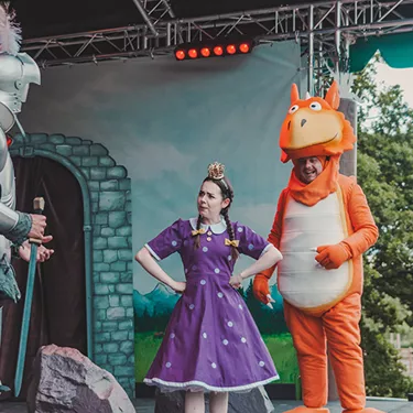 Zog Live Show - Princess Pearl hands on hips