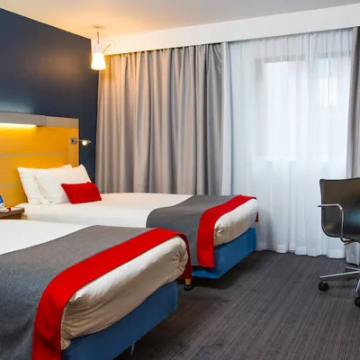 Holiday Inn Express Warwick Quad Room